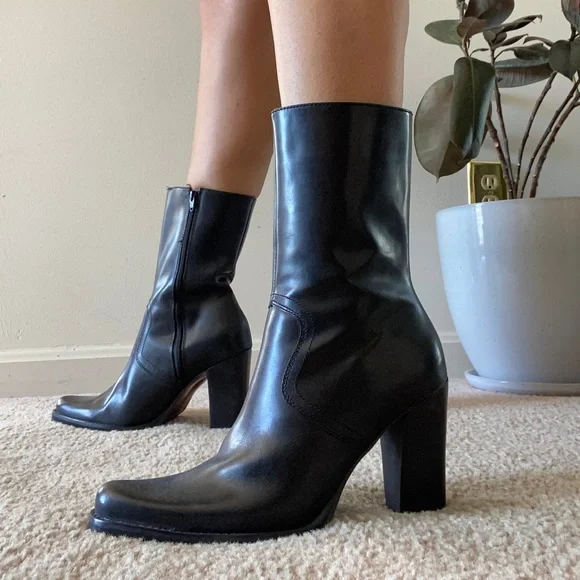 Mid-calf vintage style boot ✨